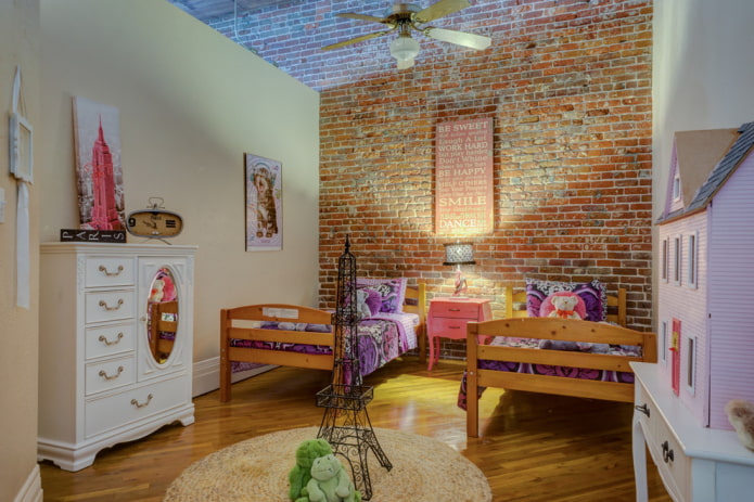 sypialnia dla dwóch dziewczynek w stylu loftowym