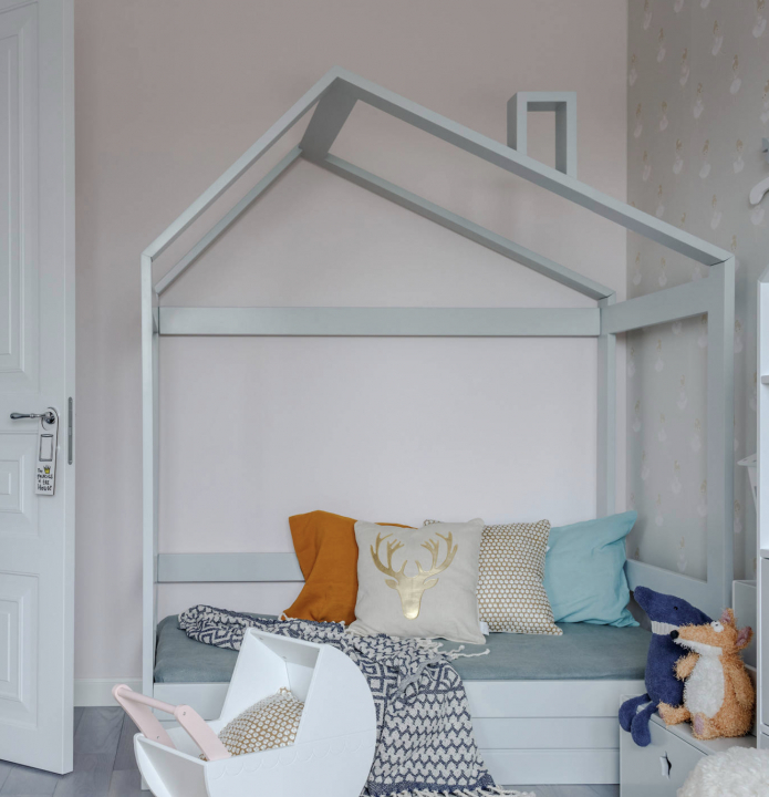łóżko w formie domku w przedszkolu