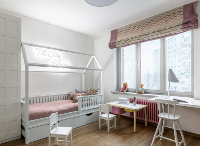 łóżko w formie domku w pokoju dziecięcym dla dziewczynki