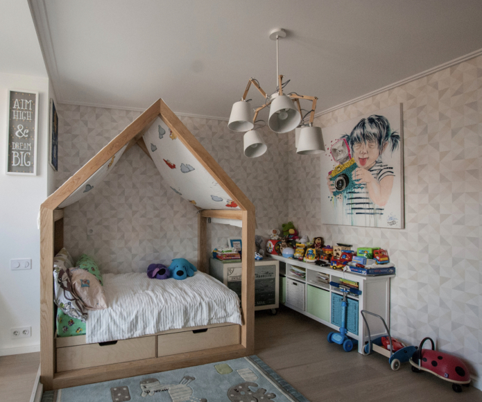 łóżko narożne w formie domku w pokoju dziecięcym