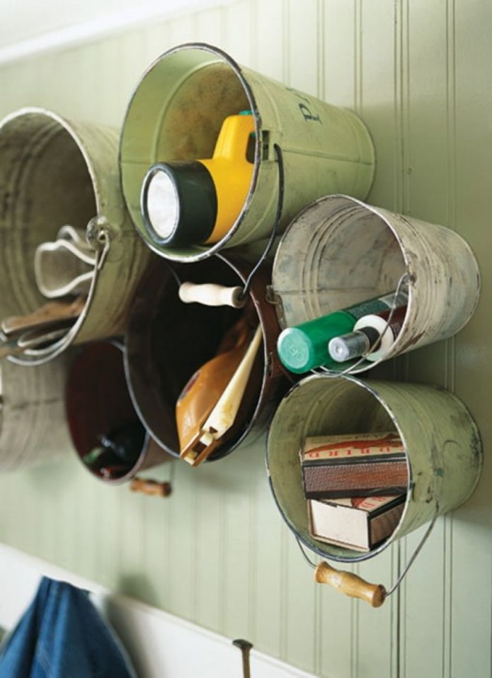 Полочки из старых вёдер