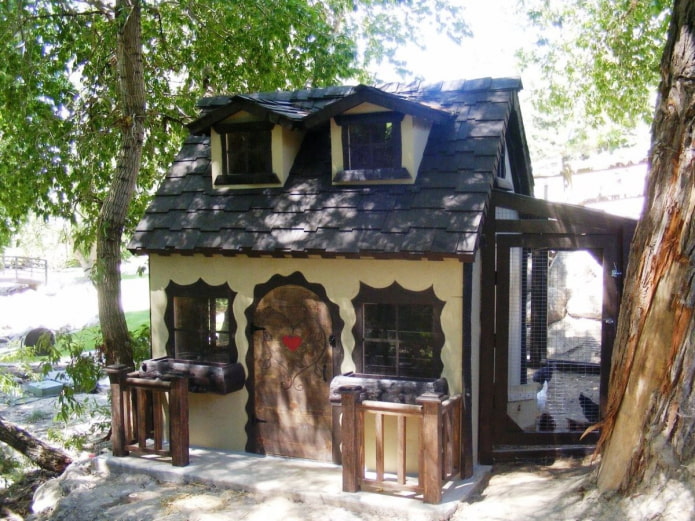 курятник в виде сказочного домика
