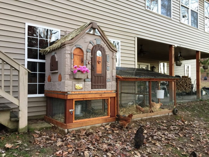 курятник в виде пряничного домика