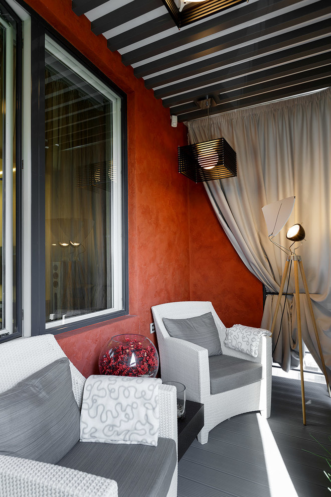 Довгі штори на лоджії