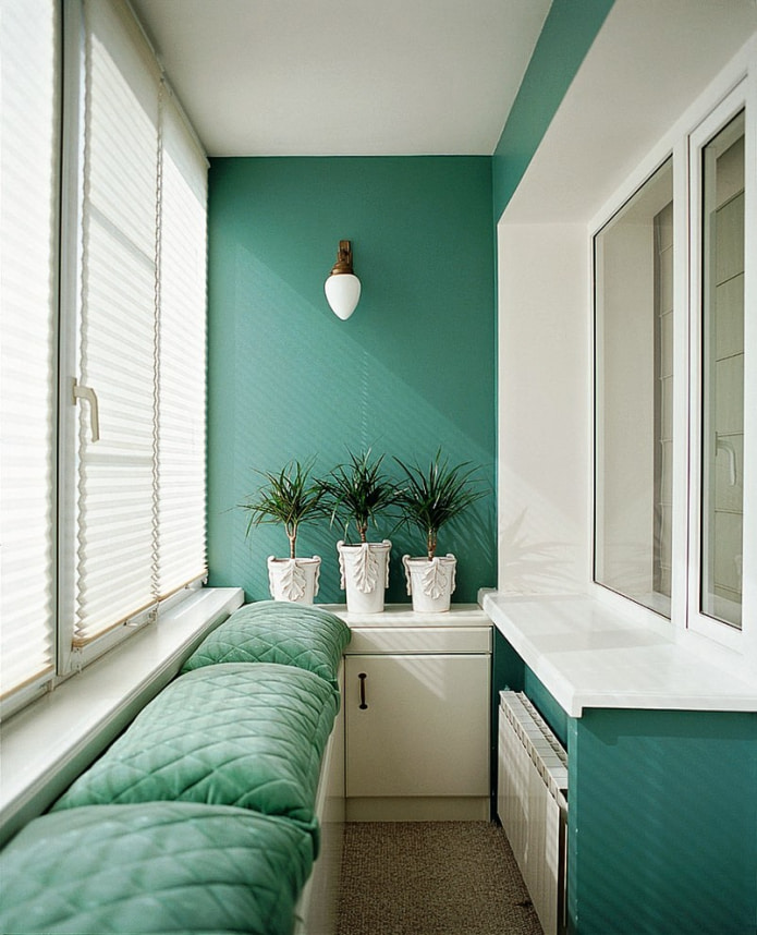 білі жалюзі пліссе на лоджії