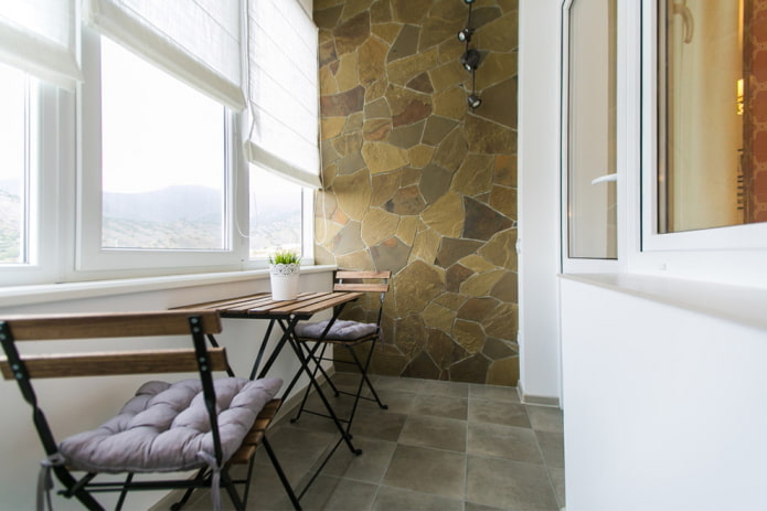 Облицювання акцентної стіни на балконі