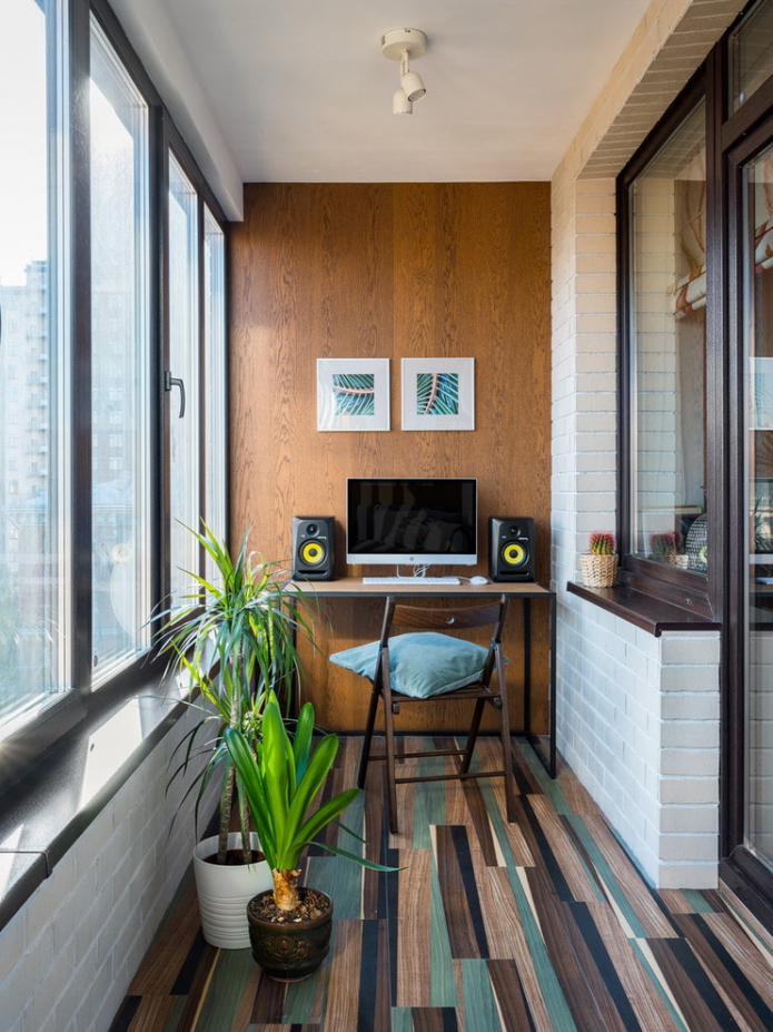 комп'ютерний стіл на балконі