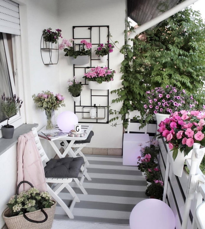 світлі стіни на балконі