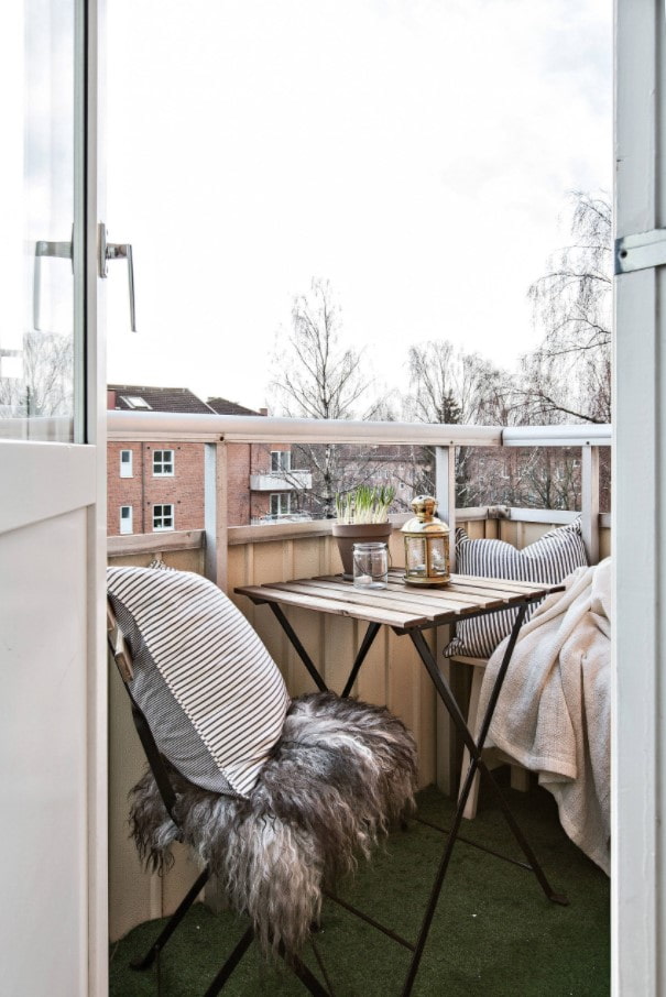 штучний газон на балконі