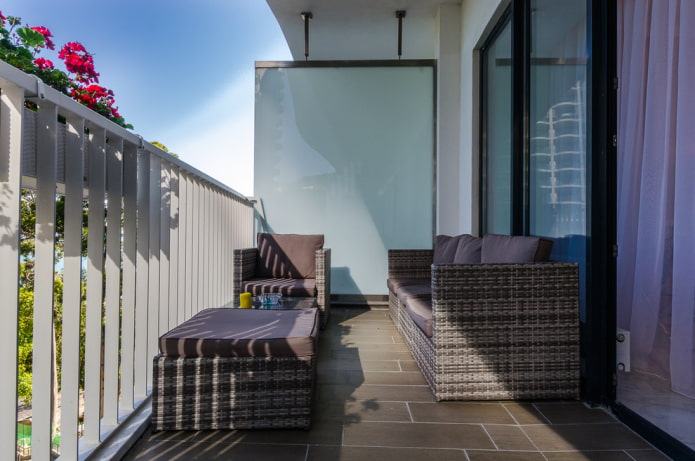 плитка на підлозі на відкритому балконі