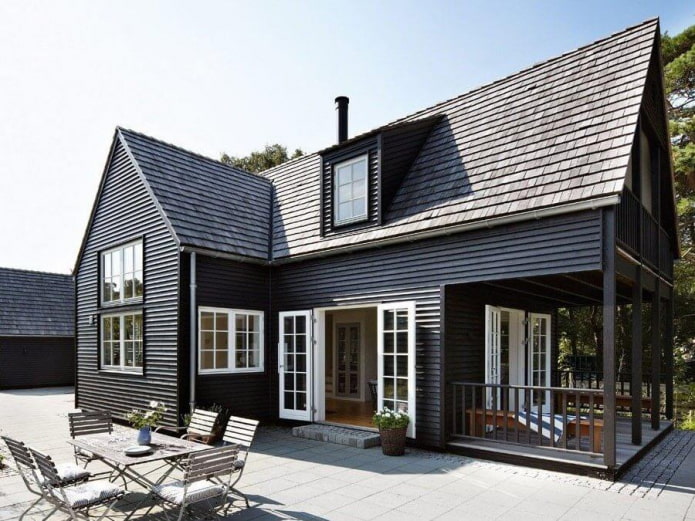 Дом в черном цвете