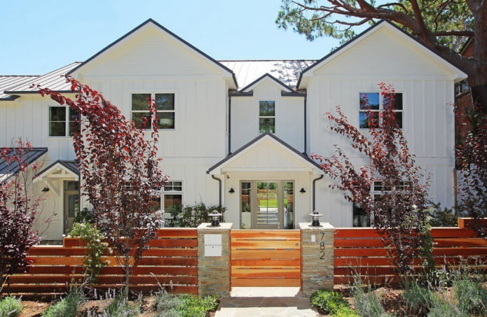 Белый фасад