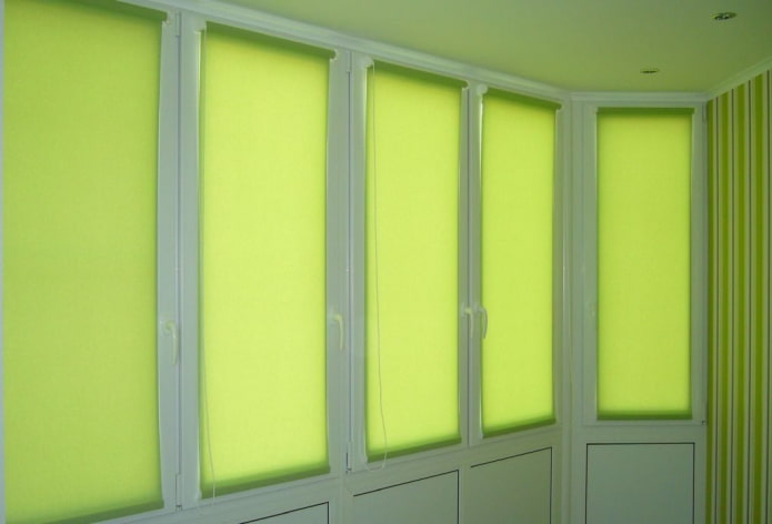 рольштори зеленого кольору на лоджії