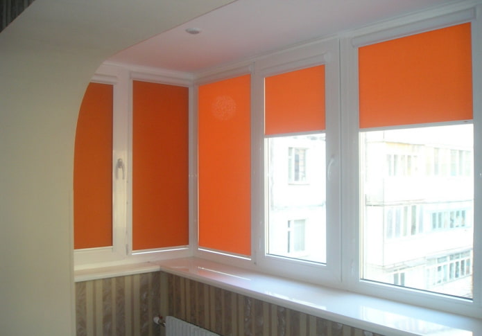 світловідбивні рольштори на балконі