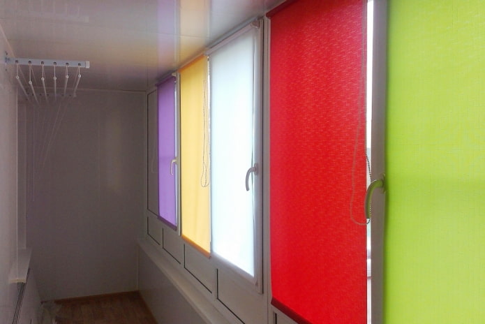 тканинні ролетні штори на лоджії