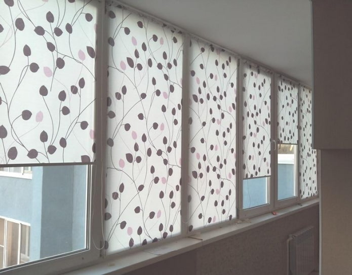 тканинні ролетні штори на лоджії