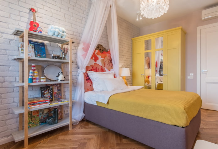 żółta szafa we wnętrzu pokoju dziecięcego