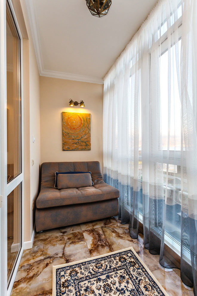 гардини в інтер'єрі лоджії