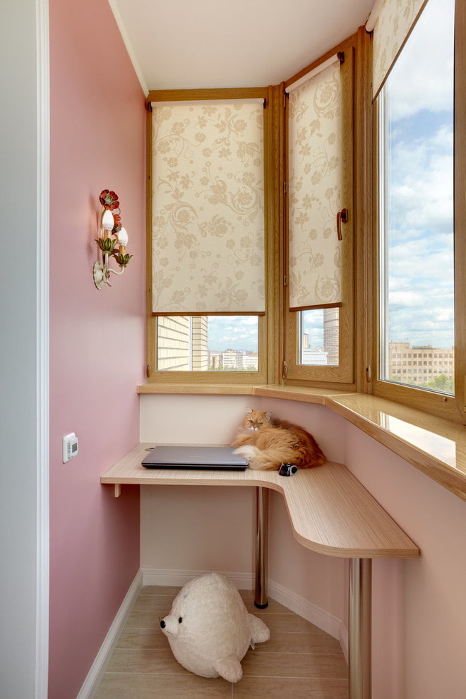 рулонні штори з квітковими візерунками на лоджії