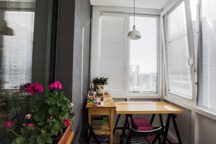 горизонтальні жалюзі на лоджії