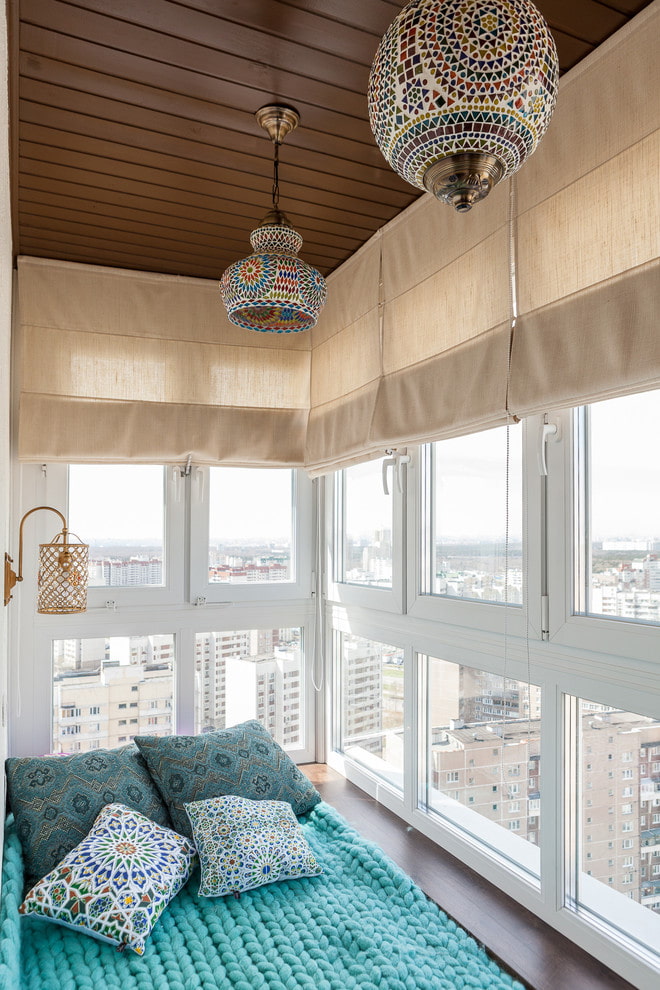 бежеві рулонні штори на лоджії