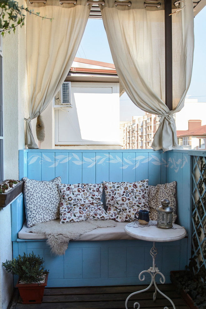 бежеві фіранки на балконі