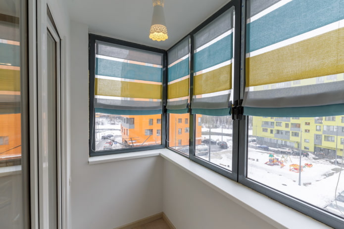 римські штори в смужку на лоджії