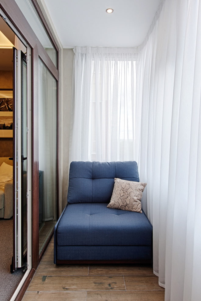 гардини на тасьмі в інтер'єрі лоджії