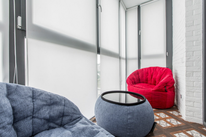 рольштори в інтер'єрі лоджії