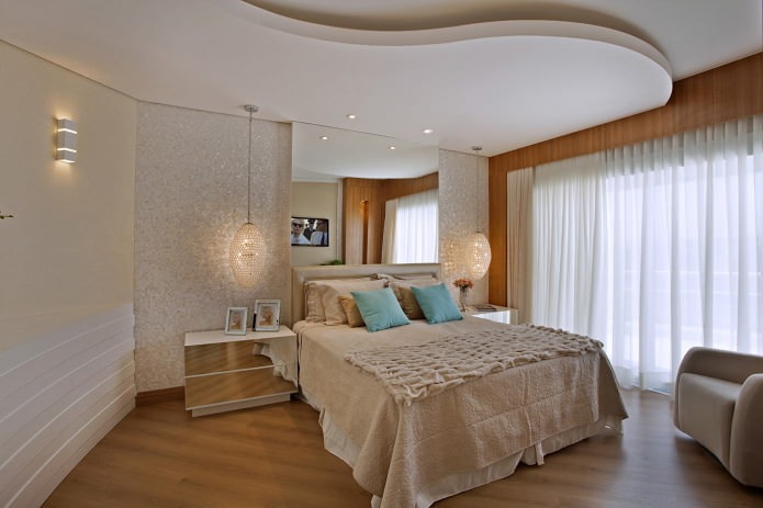 Spiegelwand im Schlafzimmer