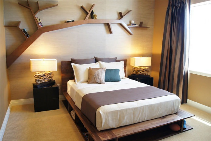 Schlafzimmer mit einer Holzwand und einem originellen Regal in Holzform