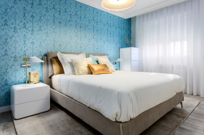 Möbel im Inneren eines blauen Schlafzimmers