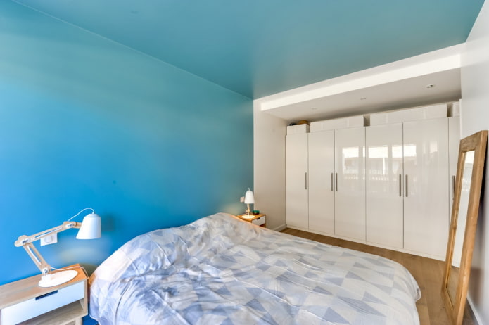 Dekoration im Inneren eines blauen Schlafzimmers