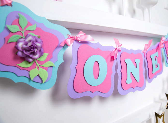 Rozciągnięty baner z napisem