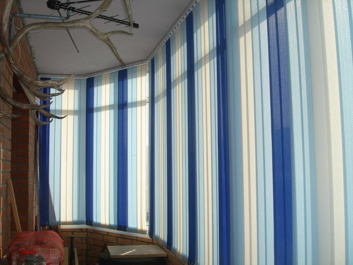 різнокольорові вертикальні жалюзі на лоджію