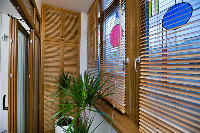 дерев'яні ламелі на лоджії